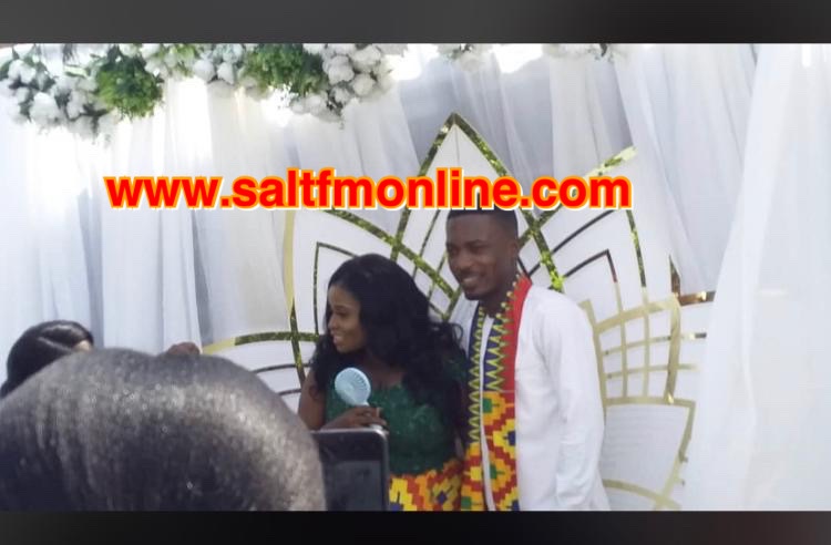 Ghanaian comedian, Clement Ashiteye popularly known in the industry as Clemento Suarez has reportedly tied the knot with his long time girlfriend in Kumasi in a secret marriage ceremony.
