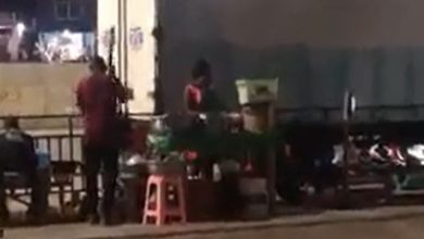 Photo of Video of vendor pounding fufu at Pokuase interchange sparks anger on social media