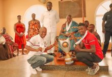Photo of Kotoko presents 2021/22 Ghana Premier League trophy to Otumfuo [Photos]