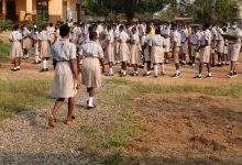 Photo of E/R: Gang forces teacher to kneel and beg for punishing students