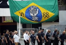 Photo of Mourners gather to pay respect to Pele at Santos
