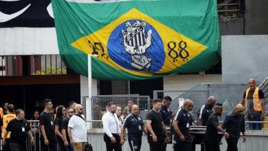 Photo of Mourners gather to pay respect to Pele at Santos