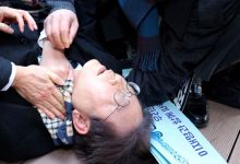 Photo of South Korea opposition leader Lee Jae-myung stabbed in the neck